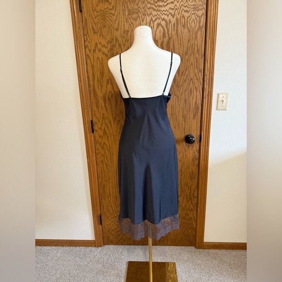 Victoria’s Secret Elegant Gray Lace Trim Chemise - Picture 4 of 5